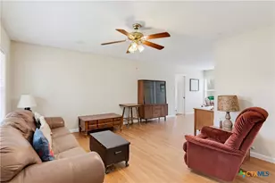 437 Wallace St, Seguin, TX 78155 - Photo 4