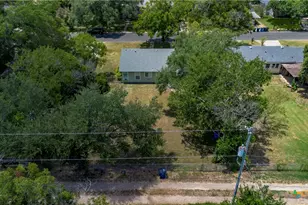 437 Wallace St, Seguin, TX 78155 - Photo 24