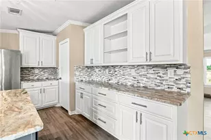 730 Shady Holw Rd, Victoria, TX 77904 - Photo 8