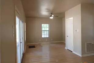 493 W Jahn St, New Braunfels, TX 78130 - Photo 6