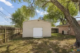 201 Oak Ln, Cuero, TX 77954 - Photo 32