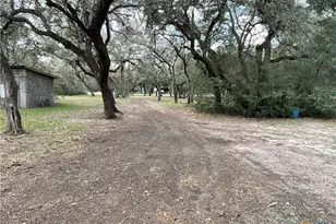 298 Winding Way Dr, Victoria, TX 77905 - Photo 2