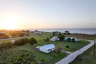 890 N Quailrun Ave, Port Lavaca, TX 77979 - Photo 2