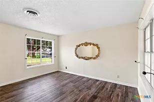 108 Castleway St, Victoria, TX 77904 - Photo 6