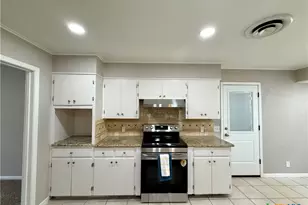 208 Mossy Oaks Ln, Victoria, TX 77904 - Photo 12