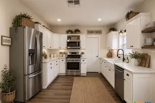 410 W Trinity St, Luling, TX 78648 - Photo 4