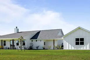 802 Celestial Ln, Edna, TX 77957 - Photo 2