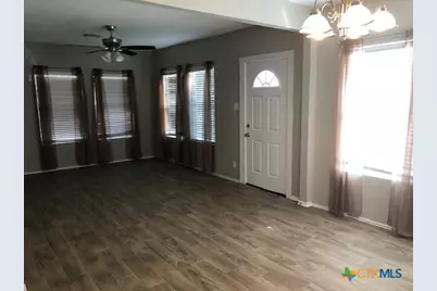 630 E Pine Street, Seguin, TX 78155 - Photo 2