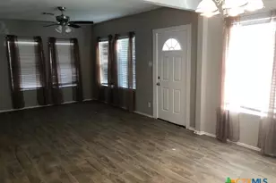 630 E Pine St, Seguin, TX 78155 - Photo 2