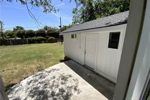 809 E 12th Ave, Belton, TX 76513 - Photo 12