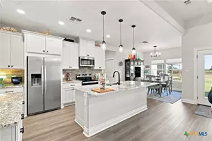 297 Whitetail Ln, Victoria, TX 77905 - Photo 6