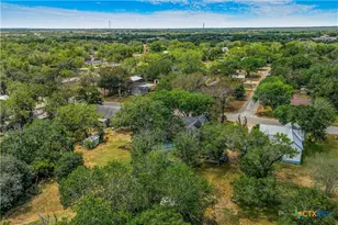 801 Josephine St, Yoakum, TX 77995 - Photo 32