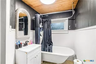 801 Josephine St, Yoakum, TX 77995 - Photo 22