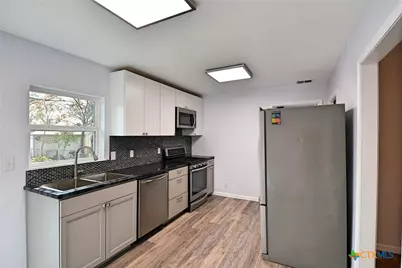 571 W Merriweather Street, New Braunfels, TX 78130 - Photo 14