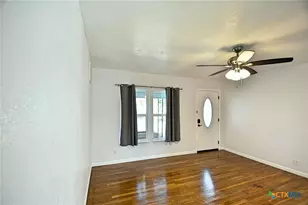 571 W Merriweather St, New Braunfels, TX 78130 - Photo 10