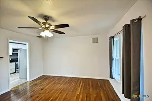 571 W Merriweather St, New Braunfels, TX 78130 - Photo 8