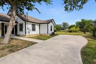 510 E Pine St, Seguin, TX 78155 - Photo 12