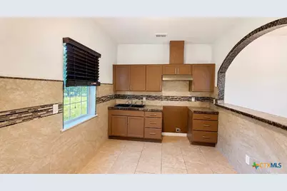510 E Pine Street, Seguin, TX 78155 - Photo 4