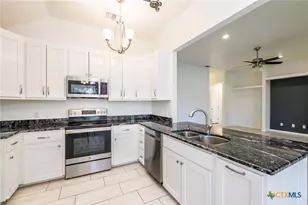 228 Plum St, Luling, TX 78648 - Photo 8