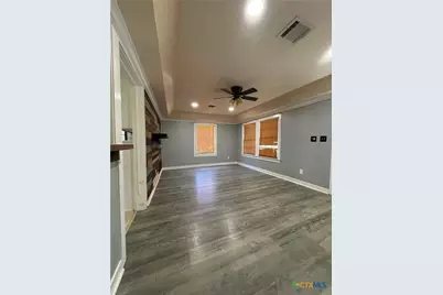 206 W Avenue B, Lampasas, TX 76550 - Photo 6