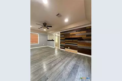 206 W Avenue B, Lampasas, TX 76550 - Photo 2
