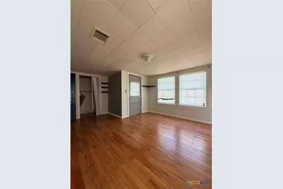 206 W Avenue B, Lampasas, TX 76550 - Photo 10