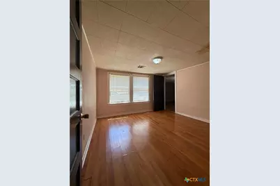 206 W Avenue B, Lampasas, TX 76550 - Photo 10