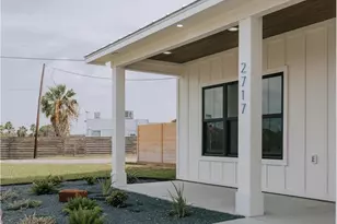 2717 Lakeview Dr, Rockport, TX 78382 - Photo 2