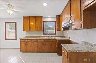 710 Courtney St, Edna, TX 77957 - Photo 6