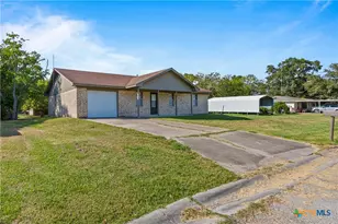 710 Courtney St, Edna, TX 77957 - Photo 2