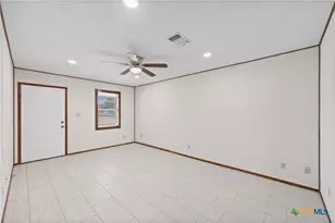 710 Courtney St, Edna, TX 77957 - Photo 10