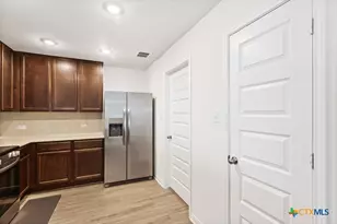 11221 Hollinger Cir, Converse, TX 78109 - Photo 8