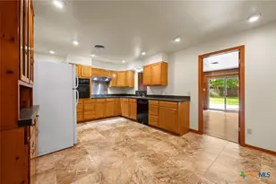201 Hillcrest Dr, Luling, TX 78648 - Photo 4
