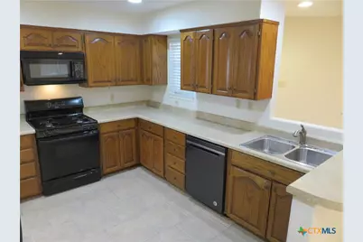 900 Boenig Street, Seguin, TX 78155 - Photo 14