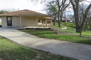 900 Boenig St, Seguin, TX 78155 - Photo 8