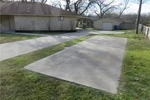 900 Boenig St, Seguin, TX 78155 - Photo 6