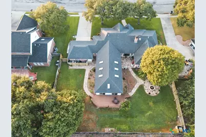 303 Woodlands Lane, Victoria, TX 77904 - Photo 6
