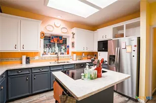 303 Woodlands Ln, Victoria, TX 77904 - Photo 14