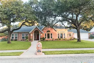 303 Woodlands Ln, Victoria, TX 77904 - Photo 1