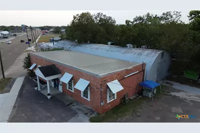 1303 N Esplanade St, Cuero, TX 77954 - Photo 2