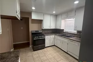 1801 E Walnut Ave, Victoria, TX 77901 - Photo 4