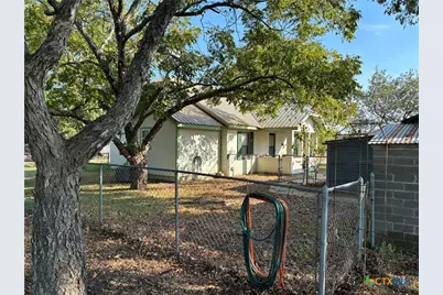 1603 N Avenue J, Shiner, TX 77984 - Photo 4