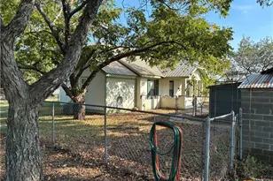 1603 N Ave J, Shiner, TX 77984 - Photo 4