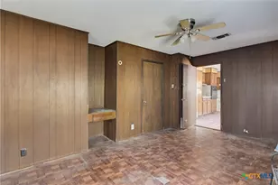 924 Lake Dr, Seguin, TX 78155 - Photo 12