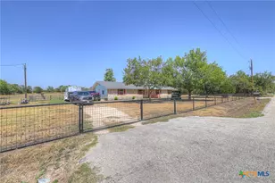 307 Valley Acres Dr, New Braunfels, TX 78130 - Photo 2
