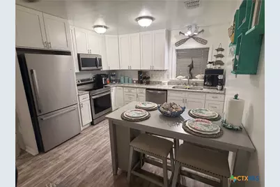 911 Bill Tindall Avenue, Seadrift, TX 77983 - Photo 4