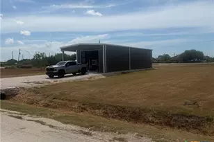 911 Bill Tindall Ave, Seadrift, TX 77983 - Photo 6