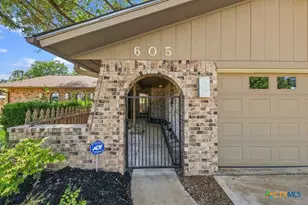 605 Ridgecrest, New Braunfels, TX 78130 - Photo 2