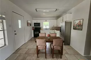 753 San Antonio Ave, Seguin, TX 78155 - Photo 2