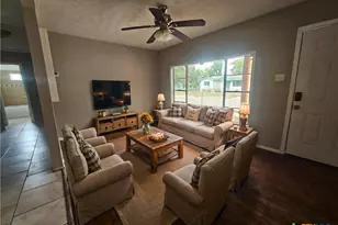 753 San Antonio Ave, Seguin, TX 78155 - Photo 4